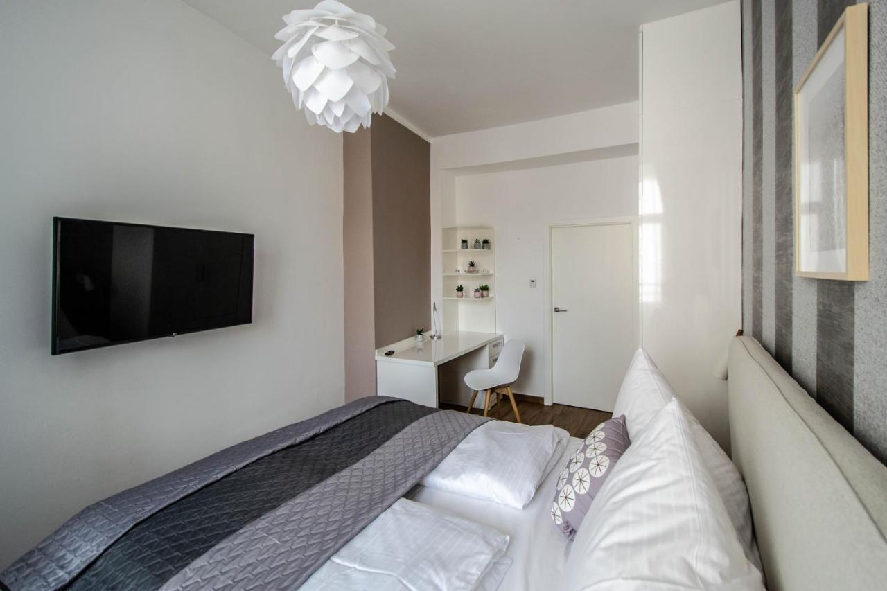 Executive Bright Apt. By Ruterra Praha Bagian luar foto