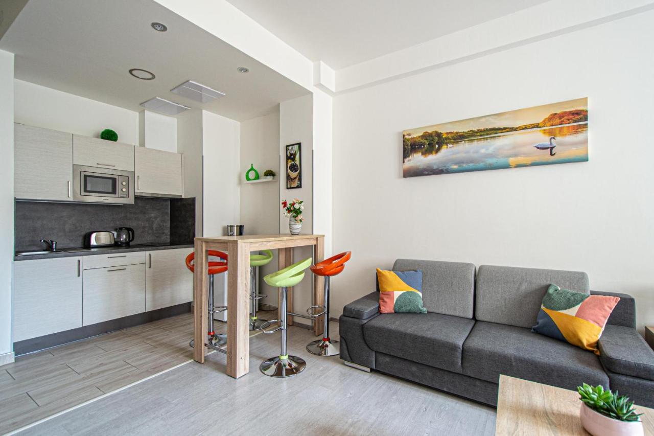 Executive Bright Apt. By Ruterra Praha Bagian luar foto