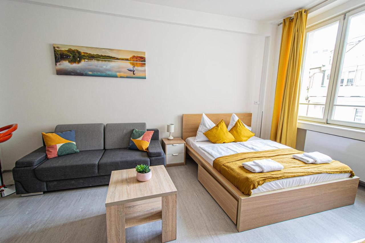 Executive Bright Apt. By Ruterra Praha Bagian luar foto